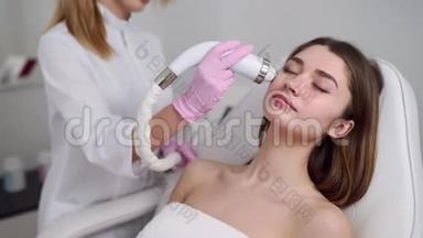 漂亮的金发美容医生，为躺在美容院的女人做射频提升手术。 硬件美容